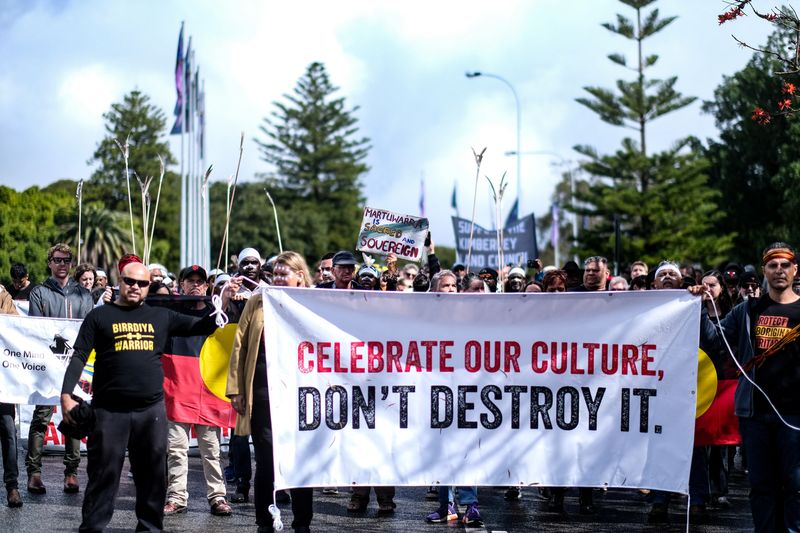 Photo d'archives des gens qui manifestent à Perth, en Australie