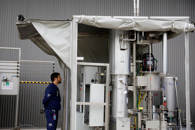 Un employé inspecte l'équipement lors de l'inauguration de l'usine H2 d'Engie à Stains, près de Paris, France
