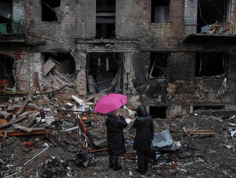 Des bâtiments résidentiels détruits par une attaque de missiles russes près de Kyiv