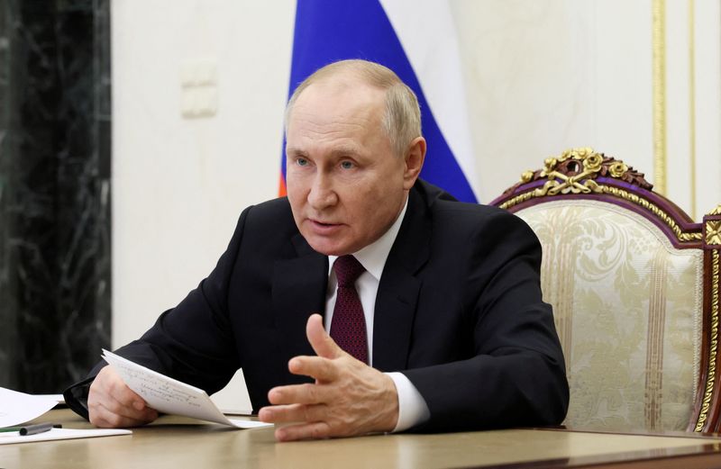 Le président russe Vladimir Poutine préside une réunion à Moscou