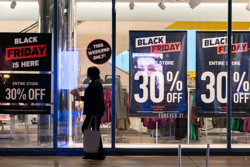 FOTO DE ARCHIVO: Compras de Black Friday en Nueva York