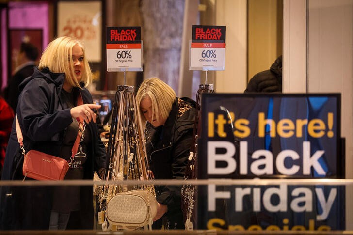 Varias personas compran en una tienda de lo alamacenes Macy's durante el Black Friday en Nueva York, EEUU.