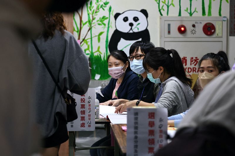 Personas hacen fila para emitir votos en Taipei 