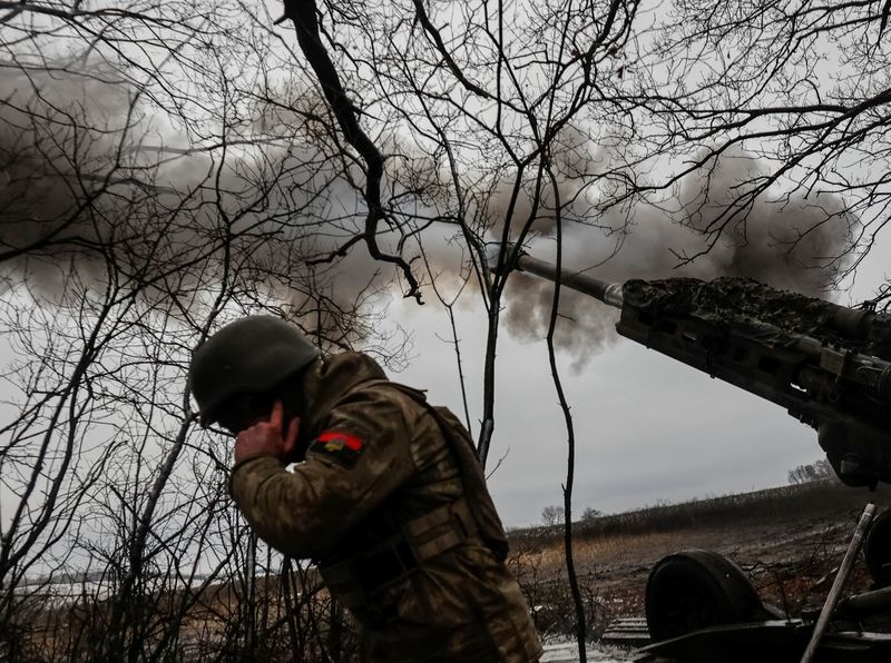 Miembros del servicio ucraniano disparan un proyectil de un obús M777 en una línea del frente en la región de Donetsk