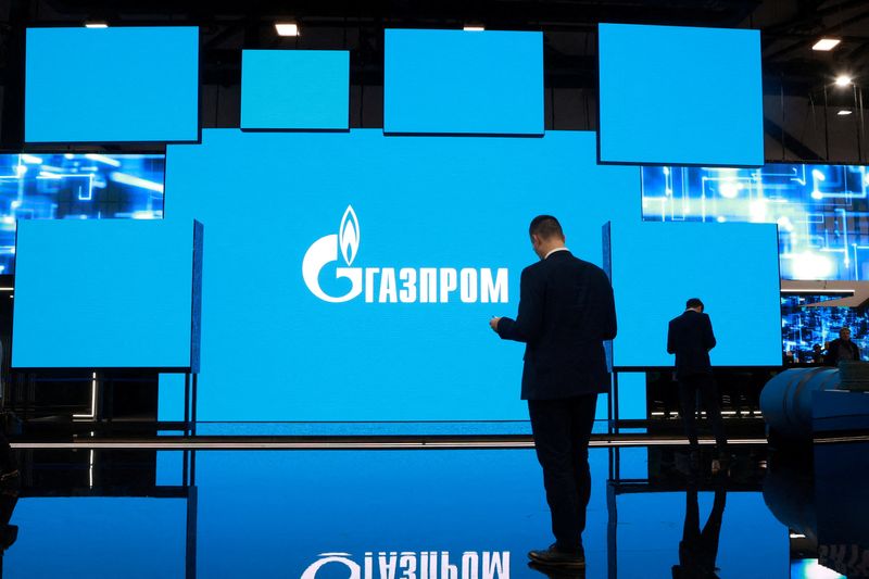 FOTO DE ARCHIVO. El logo de Gazprom en una pantalla durante el foro internacional del gas de San Petersburgo, en San Petersburgo, Rusia