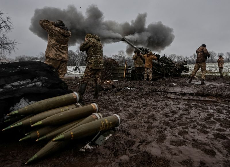 Des militaires ukrainiens sur une ligne de front dans la région de Donetsk tirent un obus