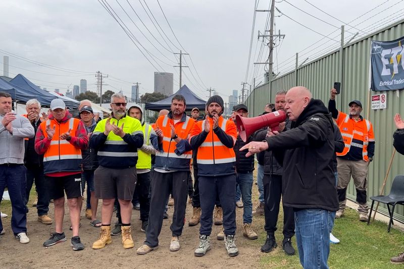 Former union leader Christy Cain rallies workers on strike at Knauf plasterboard plant in Port Melbourne