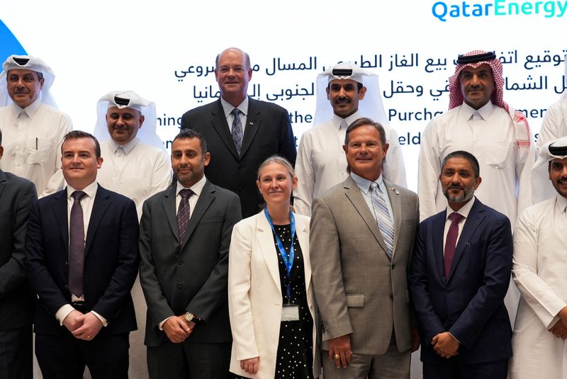 El director general de QatarEnergy y ministro de Energía de Qatar, Saad al-Kaabi, y el director general de ConocoPhillips, Ryan Lance, asisten a la ceremonia de firma de dos acuerdos de compraventa para exportar gas natural licuado (GNL) a Alemania, 