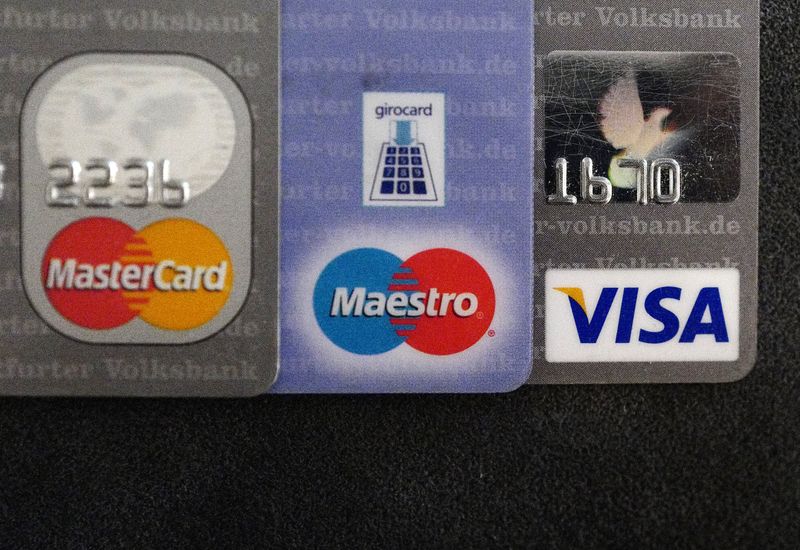 ARCHIV: Debit- und Kreditkarten in einem Büro in Frankfurt