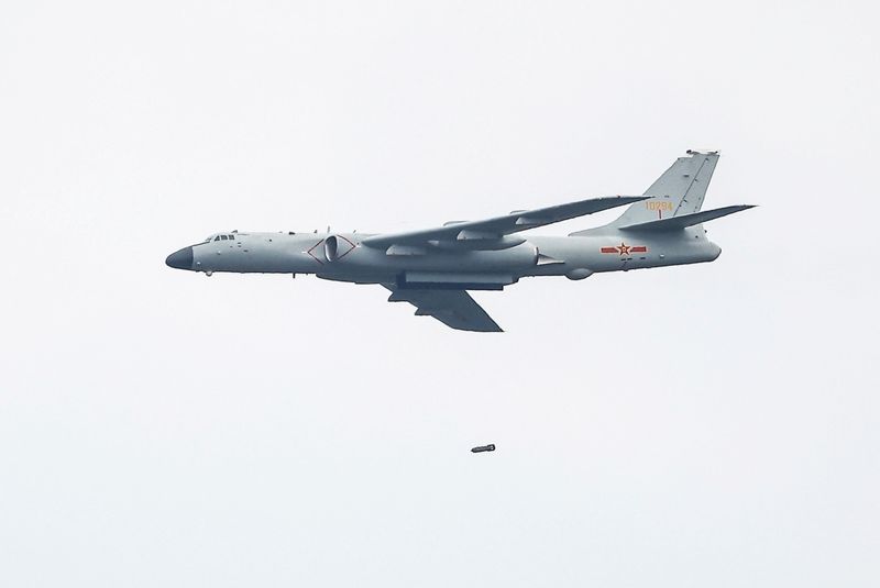 ARCHIV: Ein chinesischer Düsenbomber Xian H-6 während des Aviadarts-Wettbewerbs außerhalb von Rjasan