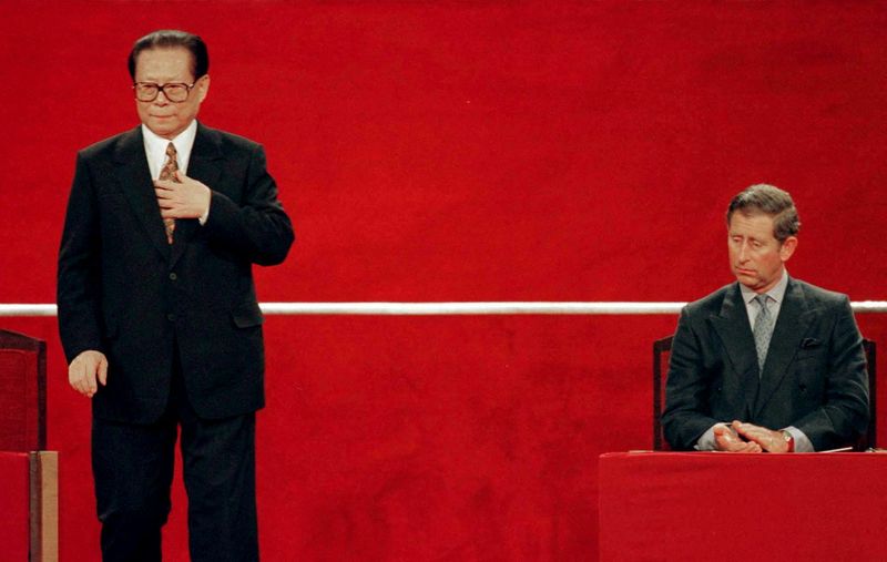 FOTO DE ARCHIVO. El presidente chino, Jiang Zemin, se ajusta la corbata mientras el príncipe Carlos mira durante la ceremonia de traspaso que marca el regreso de Hong Kong a la soberanía china
