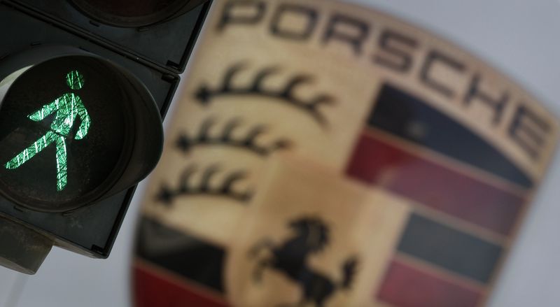 ARCHIV: Das Logo des deutschen Automobilherstellers Porsche vor einem Showroom eines Porsche-Händlers in Frankfurt