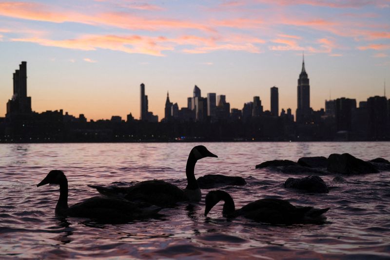 L'horizon de Manhattan pendant le coucher du soleil à New York