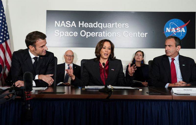 La vice-présidente américaine Kamala Harri, entourée du président français Emmanuel Macron et du conseiller à la sécurité nationale Phil Gordon au siège de la NASA à Washington
