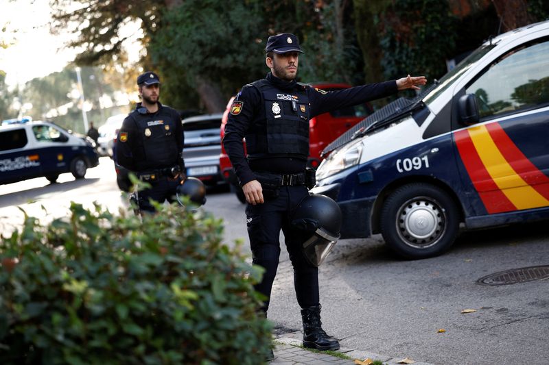 FOTO DE ARCHIVO. Miembros de la policía afuera de la embajada ucraniana después de que, según la policía española, la explosión en el edificio de la embajada hiriera a un empleado mientras manejaba una carta, en Madrid, España