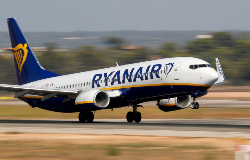 FOTO DE ARCHIVO. Un avión Boeing 737-800 de Ryanair despega del aeropuerto de Palma de Mallorca, España