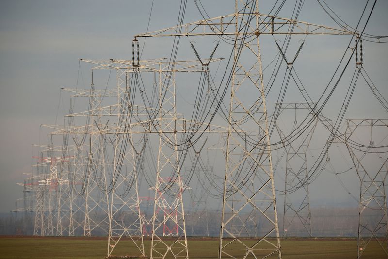 Des pylônes de lignes électriques à haute tension à Avesnes-le-Sec
