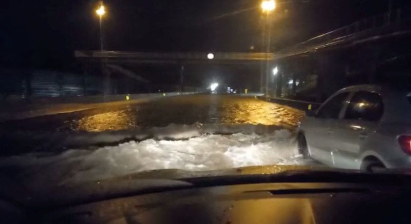 El agua cubre una calle inundada por intensas lluvias en Florianápolis, Brasil. Noviembre 30, 2022. Gabriel Salomao/via REUTERS  