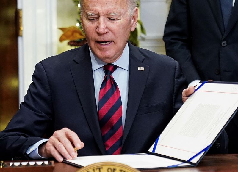 Le président des États-Unis, Joe Biden, signe à la Maison Blanche la loi visant à empêcher une grève dans le secteur ferroviaire