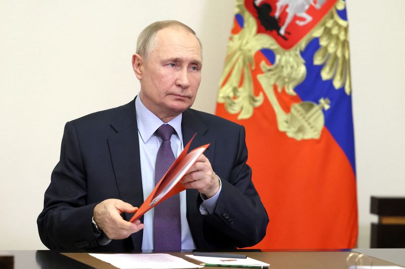 El presidente ruso Putin preside una reunión con miembros del Consejo de Seguridad en las afueras de Moscú