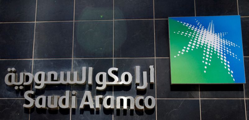 FOTO DE ARCHIVO: El logotipo de Saudi Aramco se ve en la sede de Aramco en Dhahran