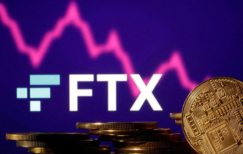 Illustration montrant le logo FTX, le graphique boursier et la représentation des crypto-monnaies sous forme de pièces