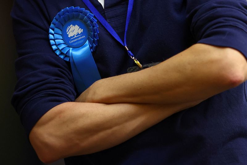 Imagen de archico de un apoderado electoral del Partido Conservador durante un recuento de votos en el auyntamiento de Wandsworth, Londres, Reino Unido.