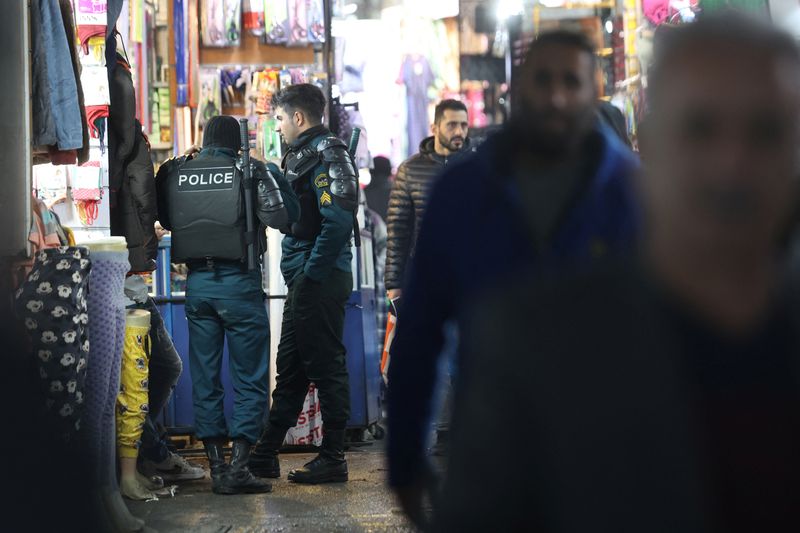 Les forces de police anti-émeute iraniennes se tiennent dans le bazar de Téhéran