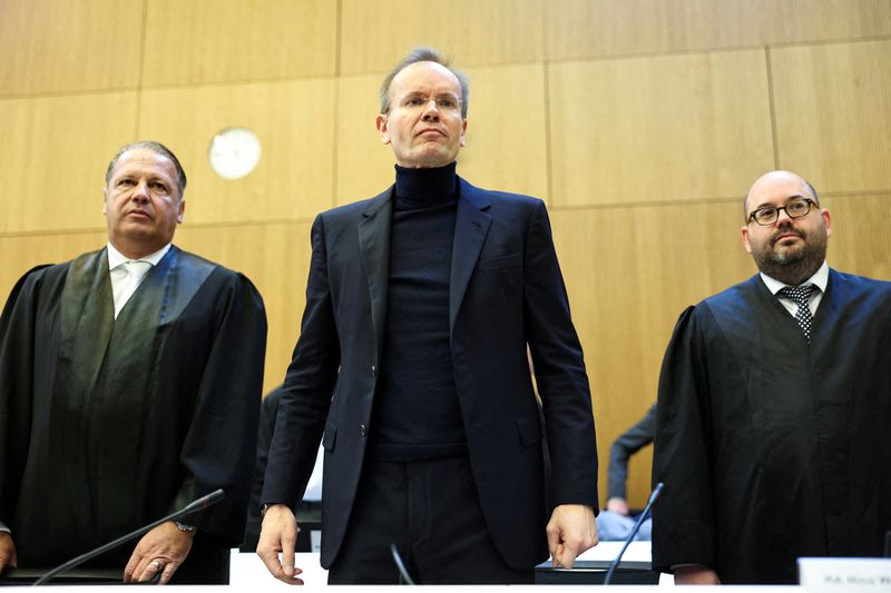 L'ancien président du directoire de Wirecard  Markus Braun, et ses avocats, alors que s'ouvre le procès du fondateur du groupe à Munich