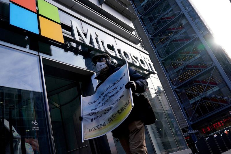 Una persona davanti a un negozio Microsoft a Manhattan, New York