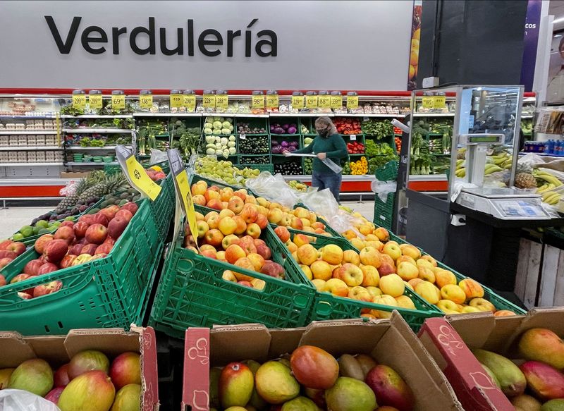 Se espera que la inflación de Argentina se enfríe levemente debido a la congelación de los precios de los alimentos, dijeron analistas
