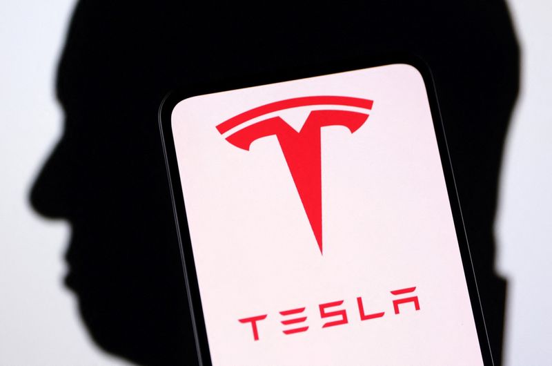 Tesla sends the head of Shanghai and his aides to resume American production.