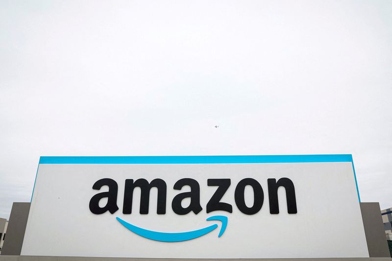 ARCHIV: Das Amazon-Logo auf einem Schild vor dem LDJ5-Sortierzentrum des Unternehmens im Stadtteil Staten Island in New York City