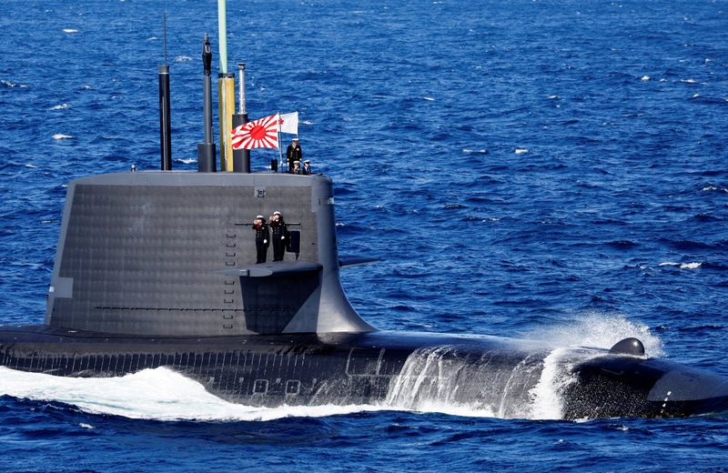 Il sottomarino classe Uzushio della Japan Maritime Self-Defense Force (JMSDF) naviga durante l'International Fleet Review per commemorare il 70° anniversario della fondazione della JMSDF, nella baia di Sagami,