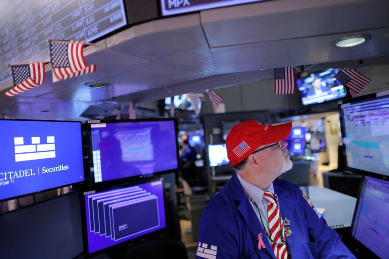 Un trader travaille dans la salle des marchés de la Bourse de New York (NYSE)