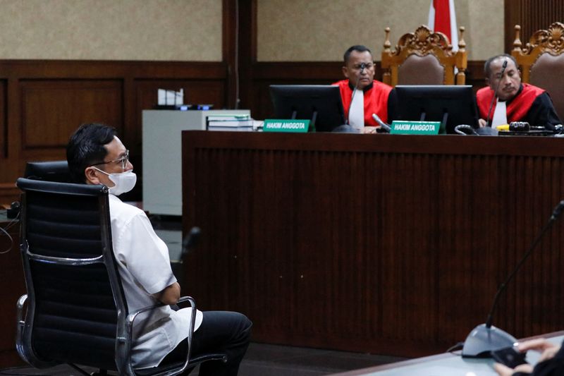 Seorang pengusaha Indonesia telah didenda lebih dari $370 juta karena manipulasi saham
