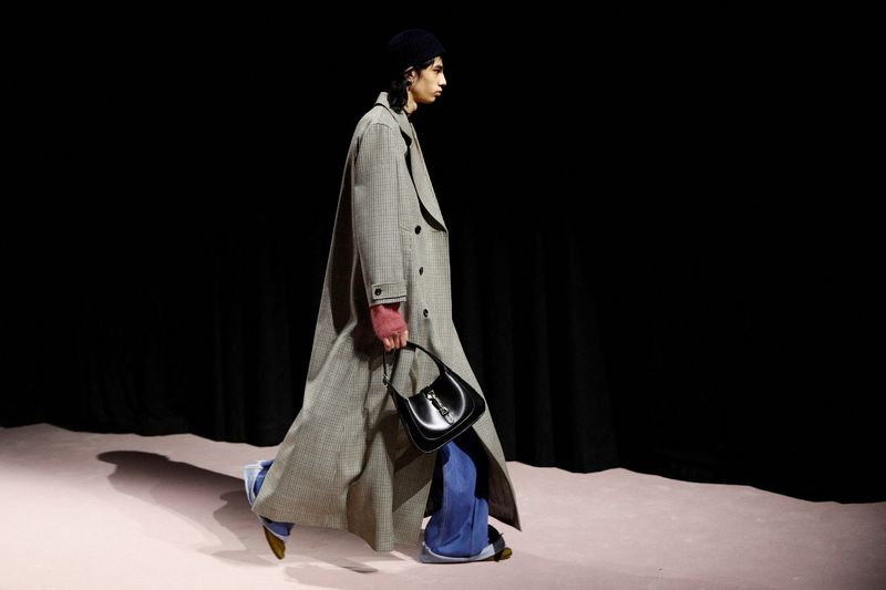 Latijns Samenhangend Vrijlating Gucci gaat de baan op als de modewereld wacht op de nieuwe ontwerper |  MarketScreener