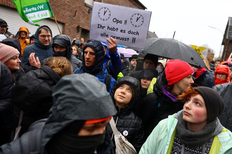 La militante écologiste suédoise Greta Thunberg participe à une manifestation contre l'expansion de la mine de lignite à ciel ouvert Garzweiler à Lützerath