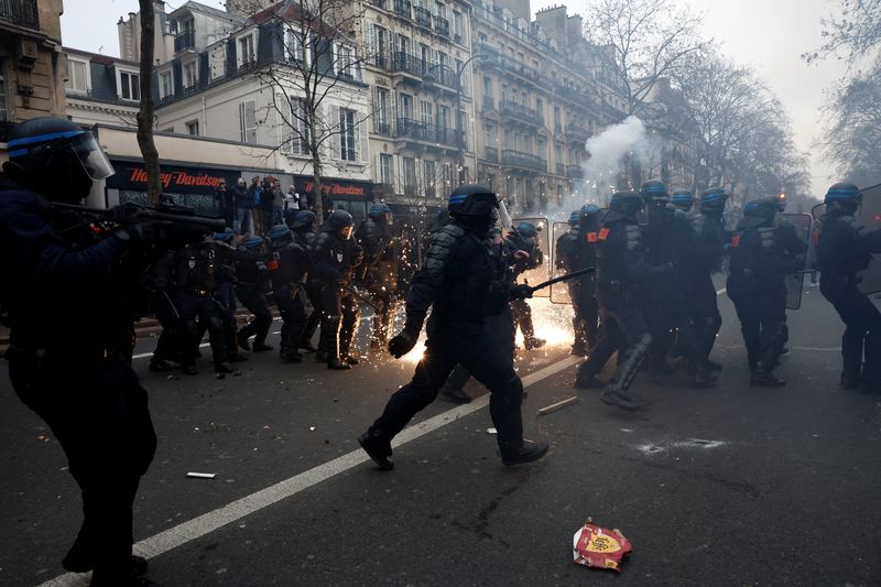 Französische Bereitschaftspolizisten bei einer Demonstration gegen die Rentenreform der französischen Regierung in Paris, Frankreich
