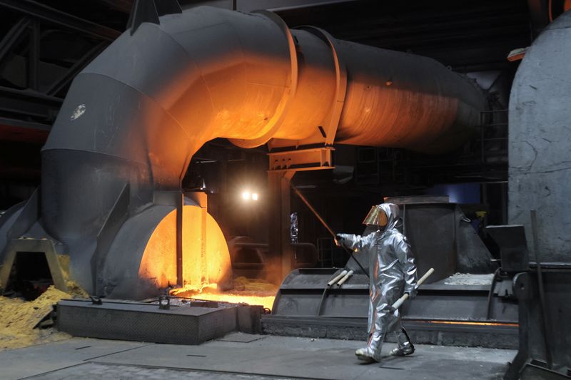 ARCHIV: Ein Stahlarbeiter bei einem Hochofen in einem Werk von ThyssenKrupp in Duisburg, Deutschland
