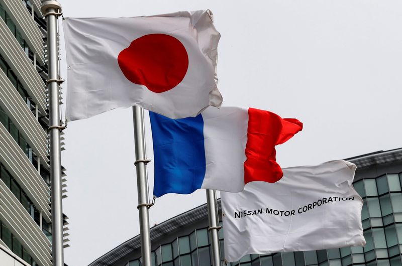 Les drapeaux du Japon, de la France et de Nissan au siège mondial de Nissan Motor Co. à Yokohama