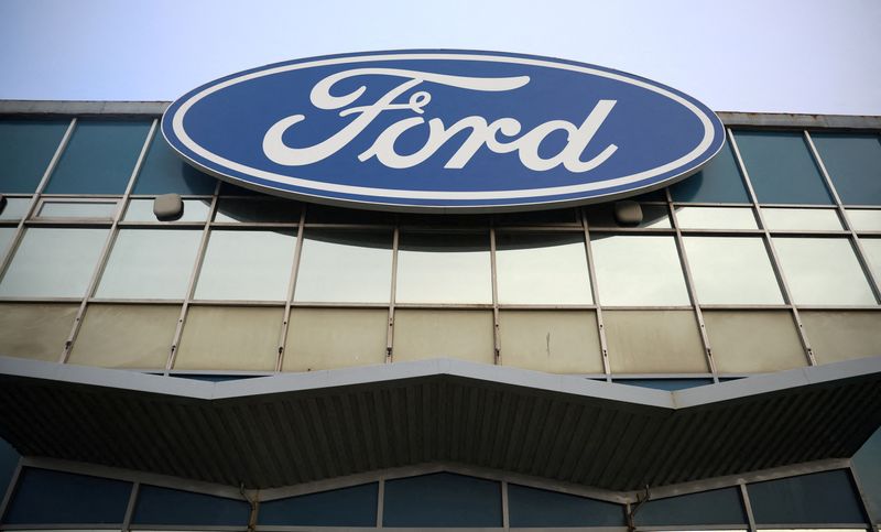 Il logo Ford presso uno stabilimento a Liverpool, in Inghilterra