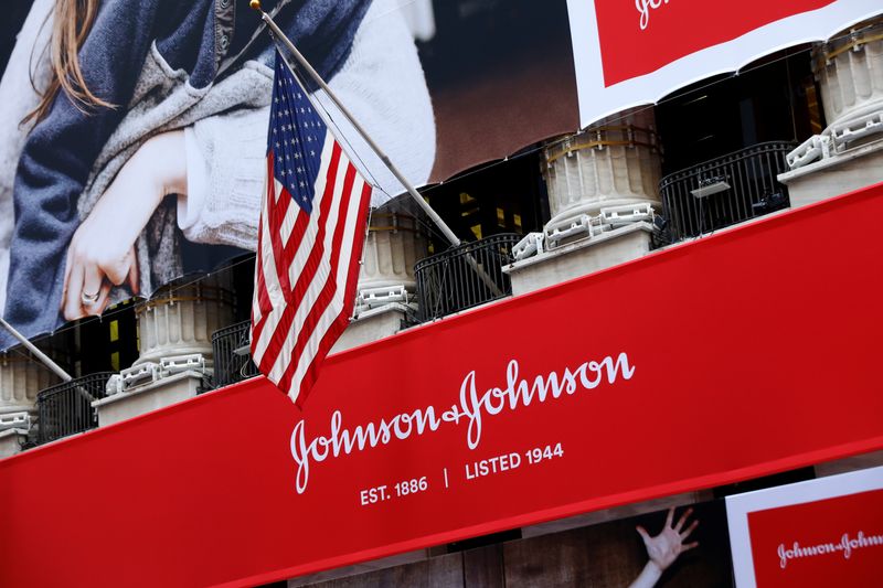 FOTO DE ARCHIVO: La bandera de Estados Unidos se ve sobre el logotipo de la compañía para Johnson & Johnson para celebrar el 75 aniversario de la cotización de la compañía en la NYSE en Nueva York