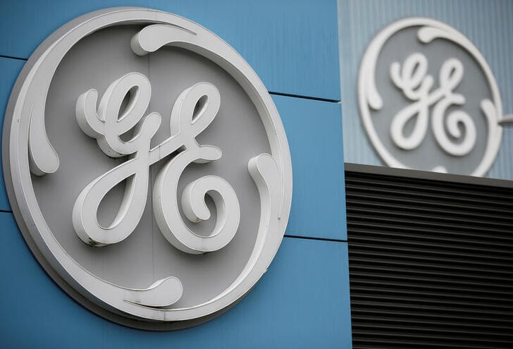Imagen de archivo del logo de General Electric en el edificio de la compañía en Belfort, Francia.