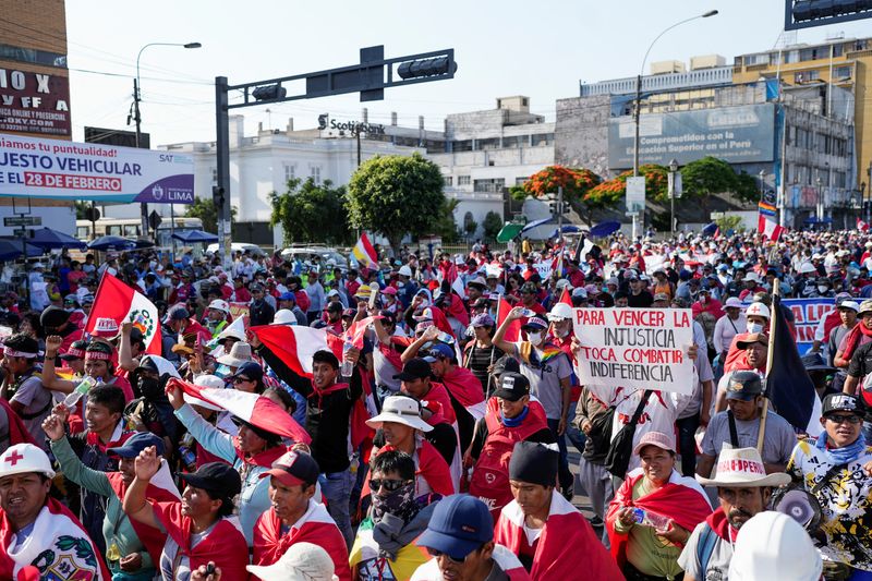 Foto del lunes de una protesta contra el gobierno peruano en Lima 