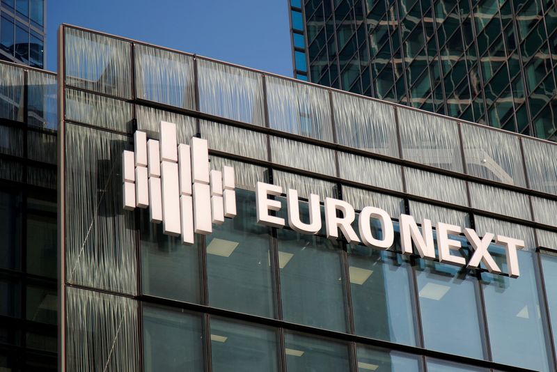 Le logo d'Euronext est visible sur le siège du quartier d'affaires et financier de La Défense à Courbevoie près de Paris