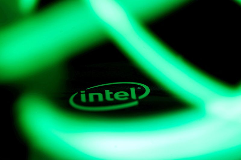 Le logo d'Intel est visible derrière des lumières LED dans cette illustration