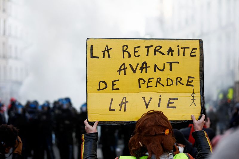 La gauche française manifeste contre la réforme des retraites à Paris