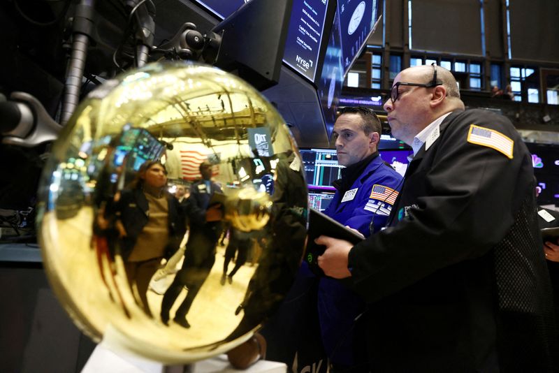 Des traders travaillent dans la salle des marchés de la Bourse de New York (NYSE), à New York