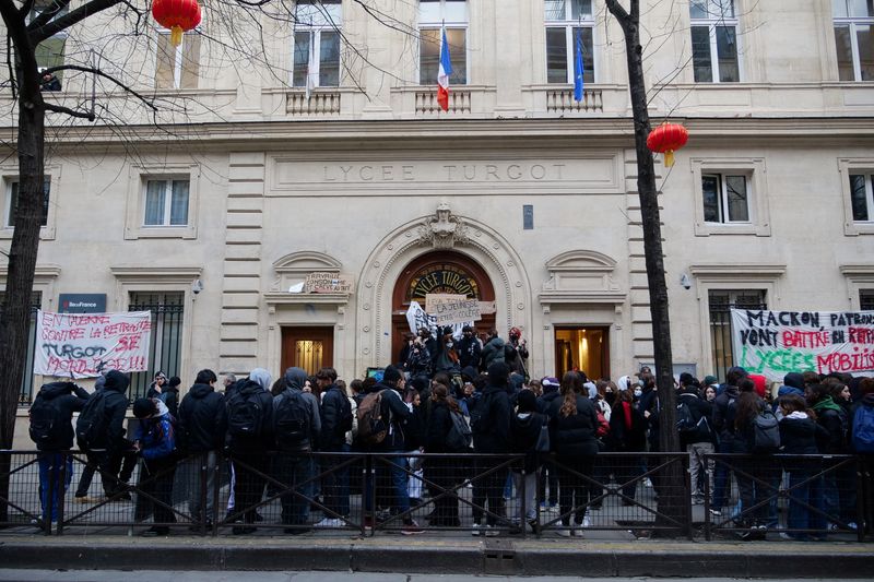 Französische Gymnasiasten blockieren den Zugang zum Gymnasium Lycee Turgot in Paris während eines landesweiten Streik- und Protesttages gegen die Rentenreform der französischen Regierung in Frankreich